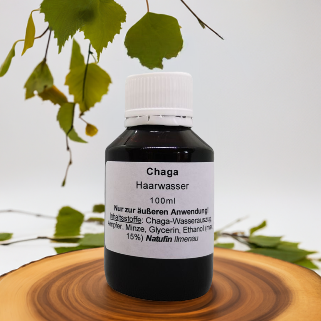 Chaga Haarwasser 100 ml in dunkler Glasflasche mit weißem Schraubverschluss, enthält Chaga-Wasserauszug, Ampfer, Minze, Glycerin und Ethanol für die äußere Anwendung.